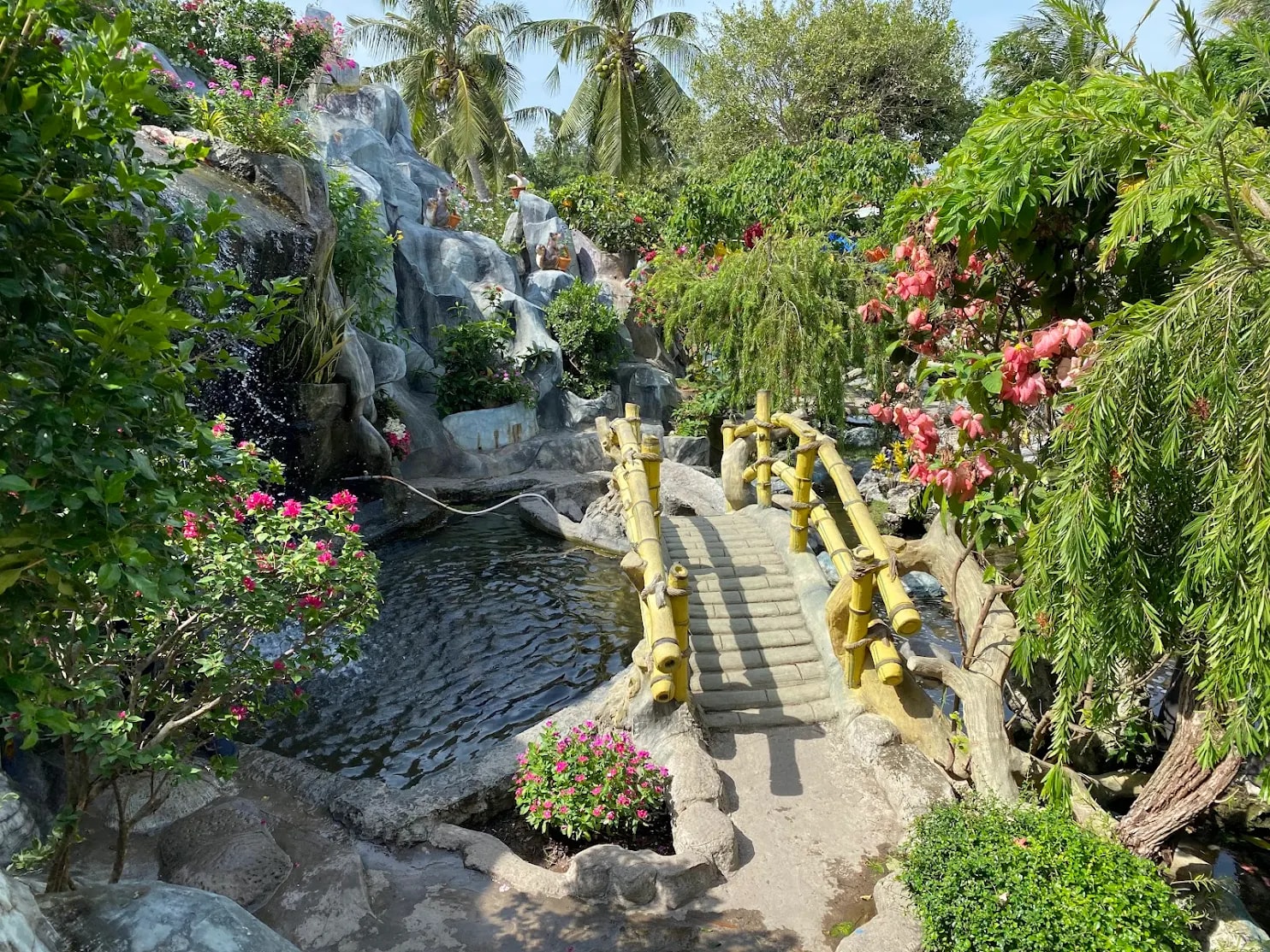 Tiểu cảnh trong khuôn viên chùa